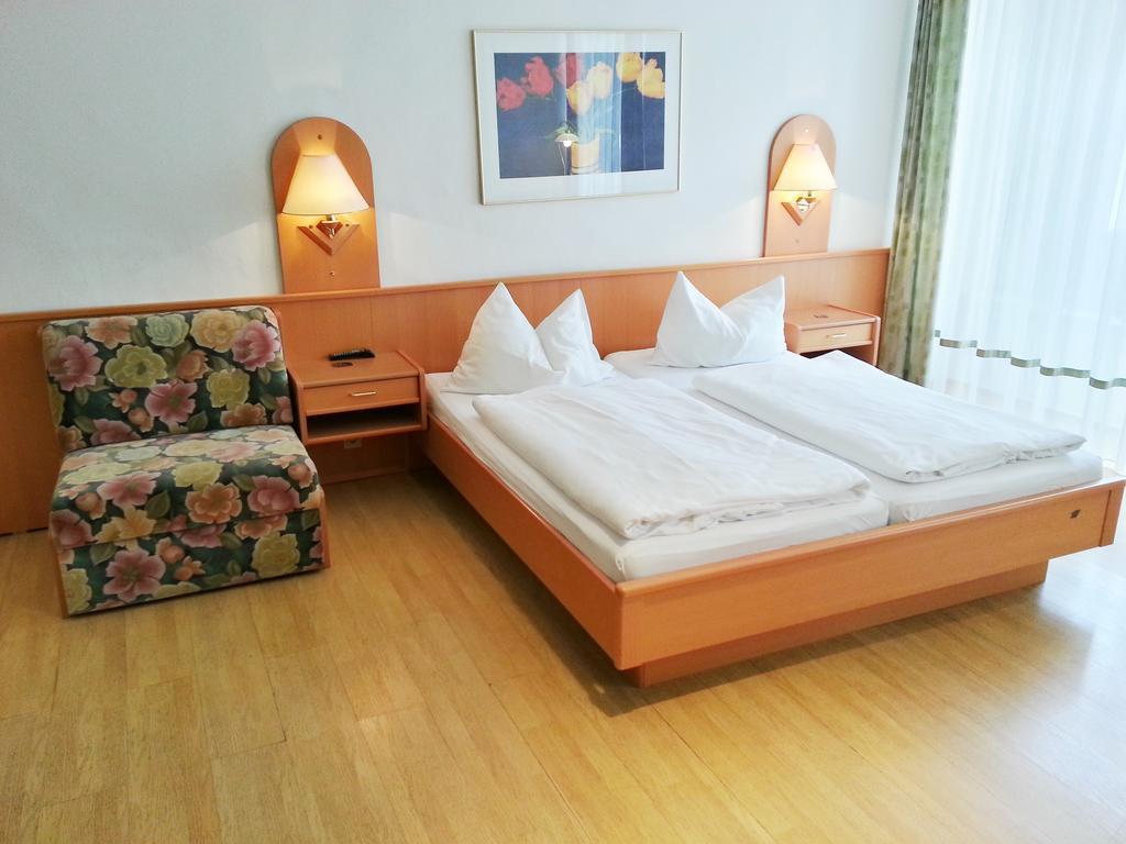 Madar Cafe Restaurant Zum Fuersten Hotel Melk Phòng bức ảnh